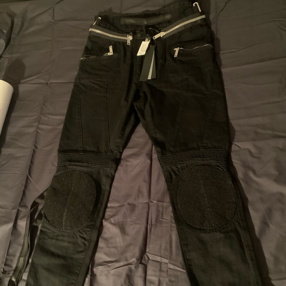 Black pants Silver zippers